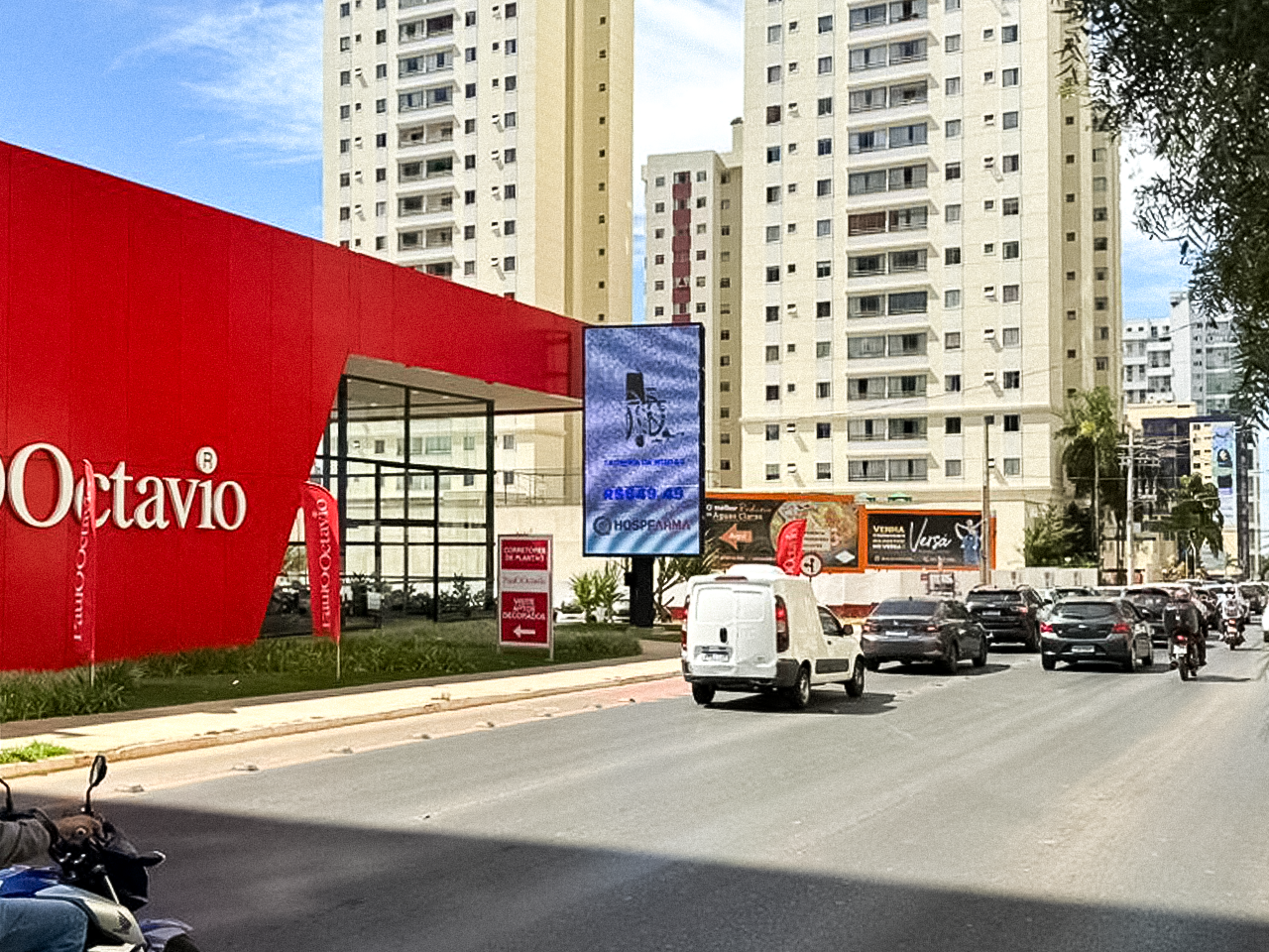 Mídia OOH (Outdoor) — painel de LED 4